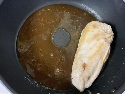 鶏の皮面に焦げ目がついたら、タレを投入