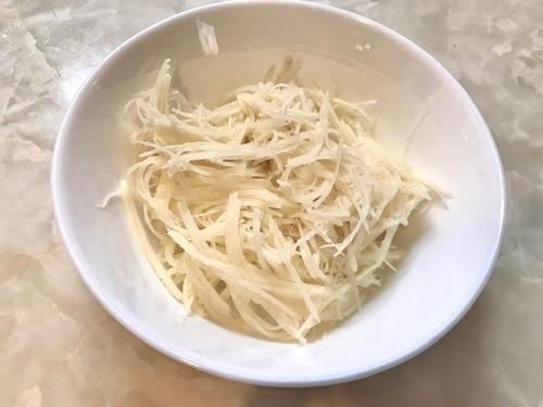 じゃがいもを切ります