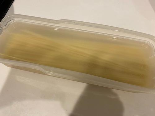 パスタを水に浸ける