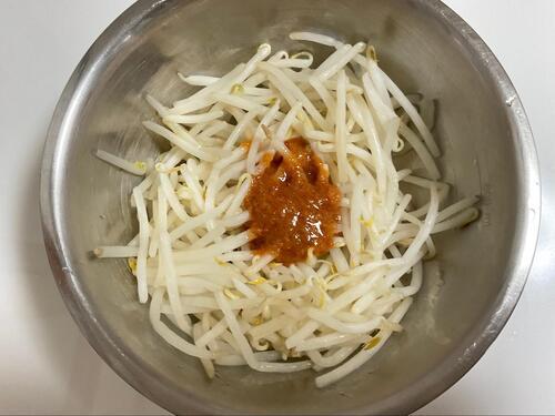 調味料で混ぜ合わせる