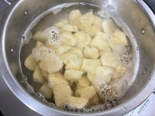 水に出汁パックと小さじ1程度の塩を入れた出汁でじゃがいもを煮る