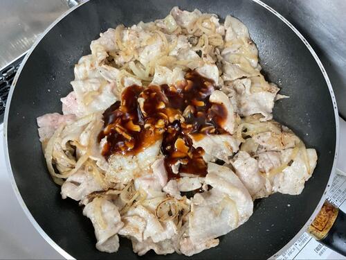 豚肉に火が通ったら、合わせ調味料をからめる