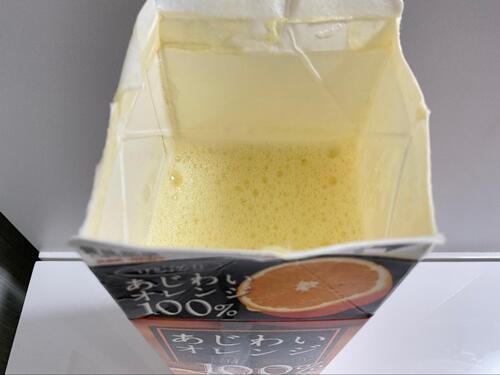 温度を下げたジュースを紙パックに注ぎ、シェイクします