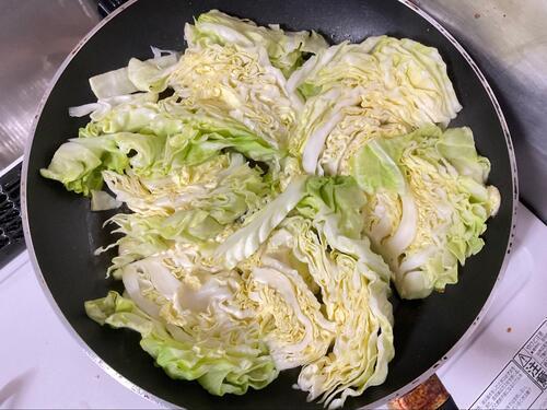 キャベツにマヨネーズをなすりつけるように焼き付ける
