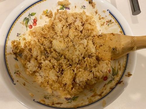 ごはんを投入し、握る