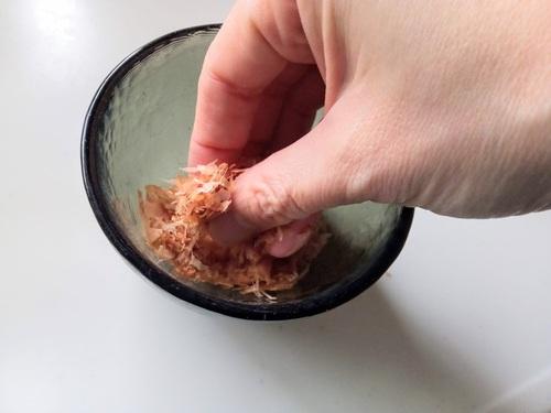 鰹節を揉んで細かくする