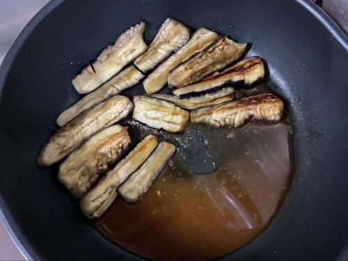 調味料を混ぜ合わせておき、焼いたナスにからめます