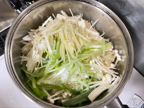油で塩をふった野菜を炒めます