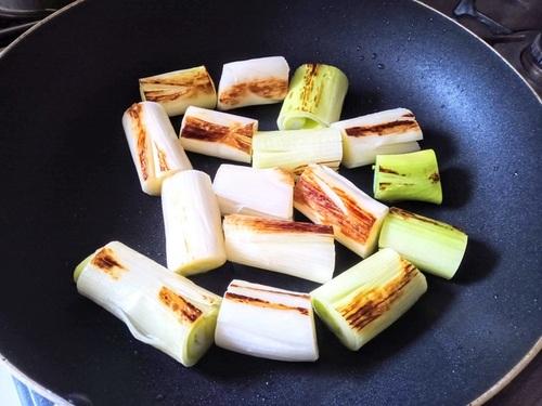長ねぎに焼き目をつける