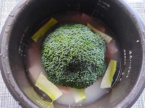 炊飯器に材料を加える