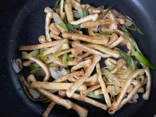 長ネギに焼き色が付いたら、油揚げと混ぜて、調味料を投入