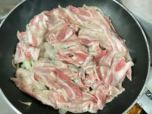 玉ねぎをスライスし、豚こま肉と炒める