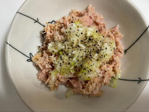 ツナ缶に長ネギと調味料を和え、混ぜる