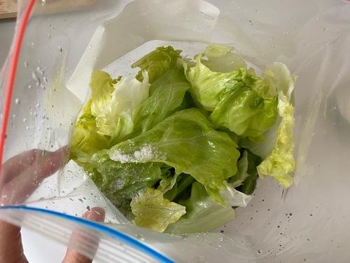 塩もみをする1