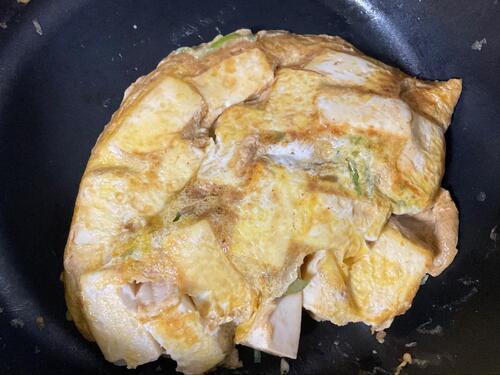 卵の端が固まってきたら、調味料を加え、両面焼く