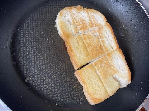8gのバターで片面を焼く