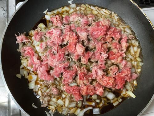 すき焼きのタレで、玉ねぎと牛肉を炒め煮にする