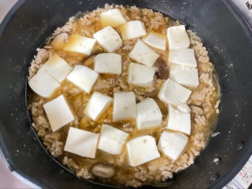 水切りした豆腐を煮汁に加え、ゆっくり煮る