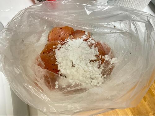 片栗粉を入れ鶏むね肉をコーティングする