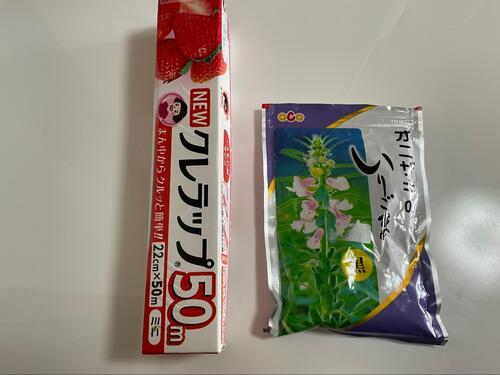 使うものは、ラップといりごまのみ