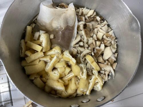 具材をだし汁で煮ます