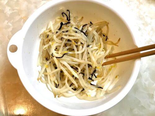 もやしと塩こんぶを合わせます