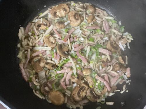 食材を食べやすい大きさに切り、炒める