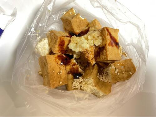 ビニール袋にちぎった厚揚げを入れ、調味料で下味をつける