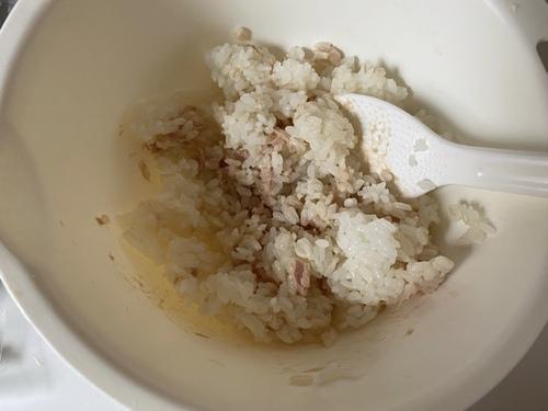 ご飯とツナマヨを混ぜる