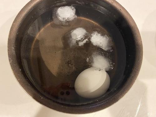 水でよく冷やしてから殻を剥く