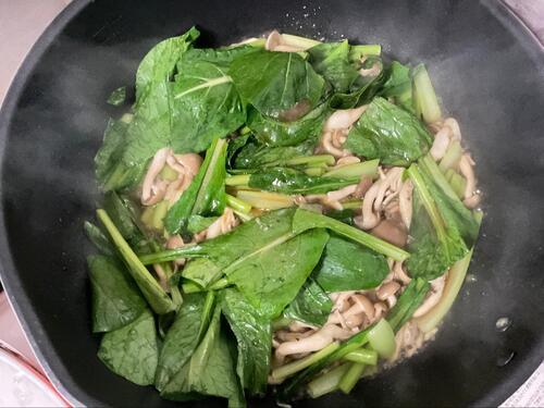 合わせ調味料を作り、回し入れる