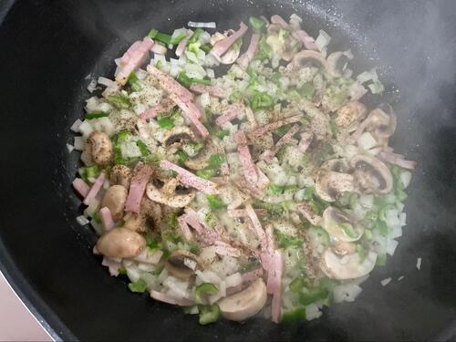 野菜とベーコンをバターで炒めます