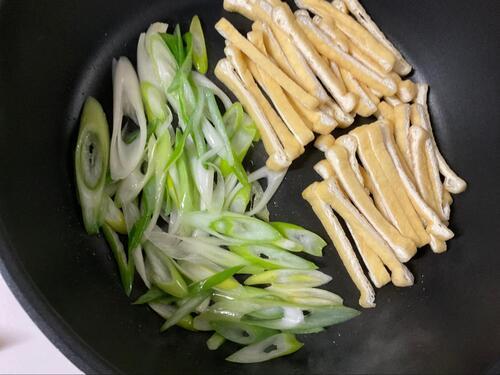 同じフライパンで、油揚げもカリカリに焼く