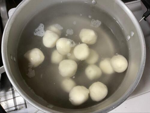 団子が上に上がってきたら、氷水で3分しめます