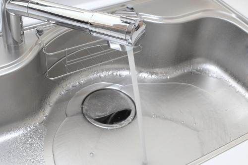 水を流しているシンク