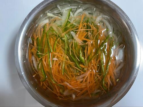 玉ねぎの辛味を抜きたいなら、塩水にさらす