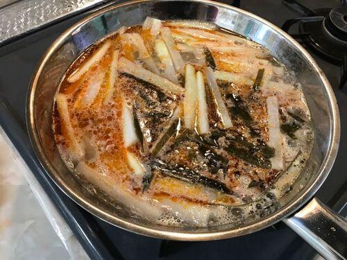 大根を入れて煮ます