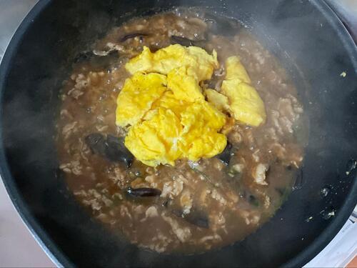 とろみがついた食材に卵を入れ、大きくほぐす