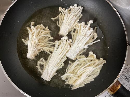 油を熱したフライパンに、えのきを形のまま焼く