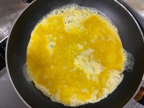 先に半熟卵を作って、取り出しておきます