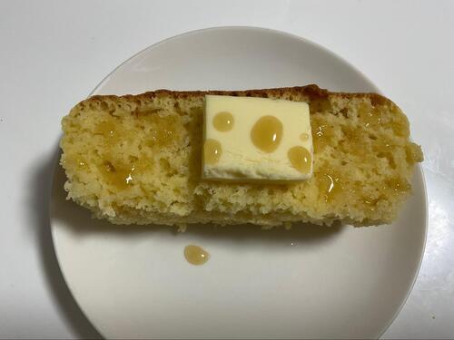 お好きな太さに切り、バターとメープルシロップをかけて