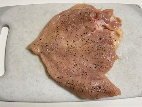 鶏むね肉は観音開きにして、塩コショーする