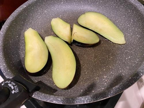 フライパンで揚げ焼きしていく