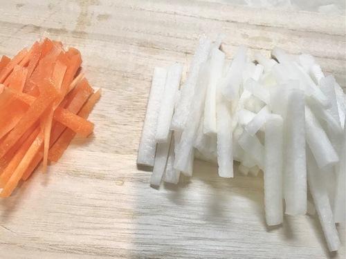 大根・にんじんを切ります