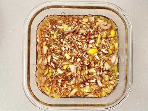 タレに刻んだ薬味を入れる