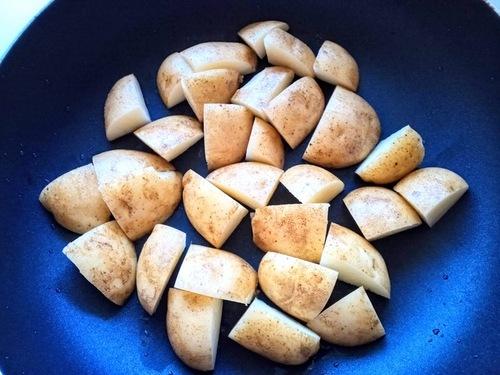 8等分にしてフライパンへ