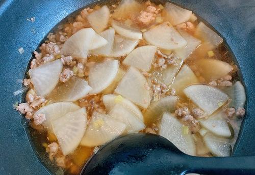 大根と調味料を加えて煮る