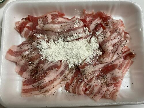 豚こま肉は酒をふり、薄力粉でコーティング