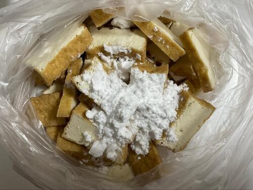 厚揚げを1㎝幅に切り、片栗粉をまぶす