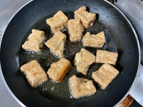 厚揚げを揚げ焼きにする